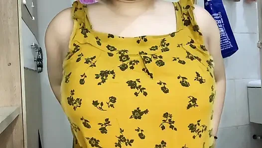 wanita ini asik bermain dengan alat getarnya