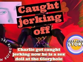 Charlie a fost prins masturbându-se, acum este o păpușă sexuală la gaura din zid - gloryhole
