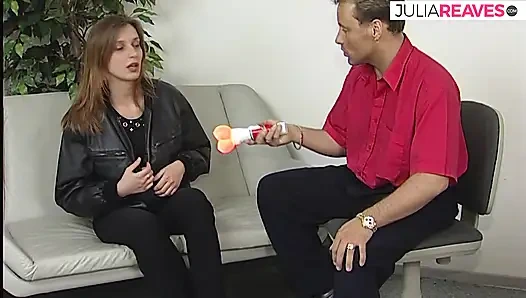 Gadis remaja hot ngentot memeknya pakai dildo ukuran XL