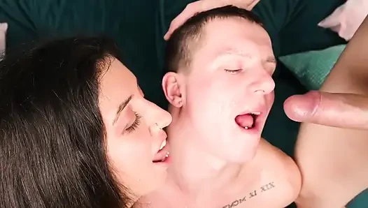 Ein cuckold beobachtet verärgert, als seine untreue freundin vor ihm von ihren liebhabern gefickt wird.