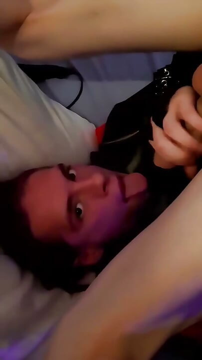Loona Trans Stroke trans stroke o ejaculare pe fața ei vino se această mică curvă spermă pe ea însăși