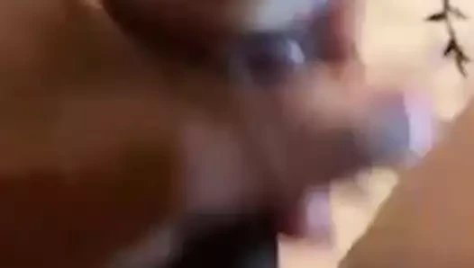 Maledivský chlapec masturbuje a stříká