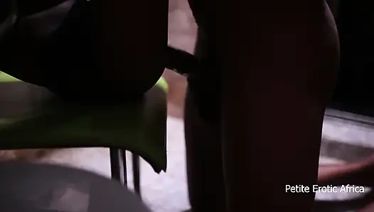 Little lovet batthroom fickt ihren chef mit höschen an