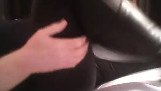 Deri pantolon ve botlarla oynamak