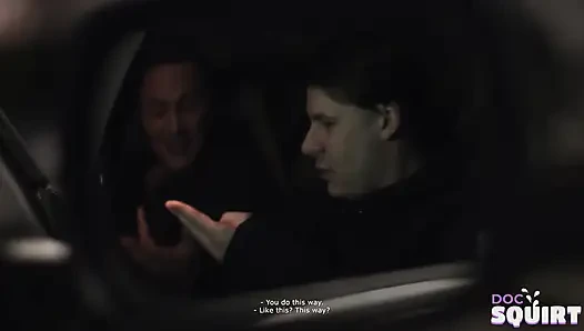 Güzel ateşli kız fışkırtmayı ve ateşli orgazma ulaşmayı öğreniyor