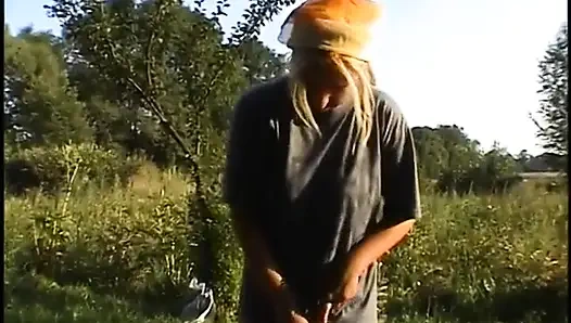 Büyük memeli sarışın olgun amcık oynuyor ve muzla sikiyor