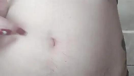 Kıllı göbeğimi okşuyor, sıkıyor ve şişiriyorum