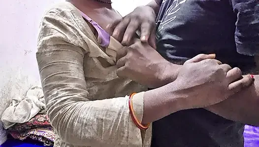Ibu rumah tangga india lagi asik sama cowok berotot