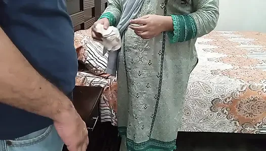 Yerel bir Hintli hizmetçi, saatini kıyafetlerinin altında bulunca yalan söylerken yakalandı