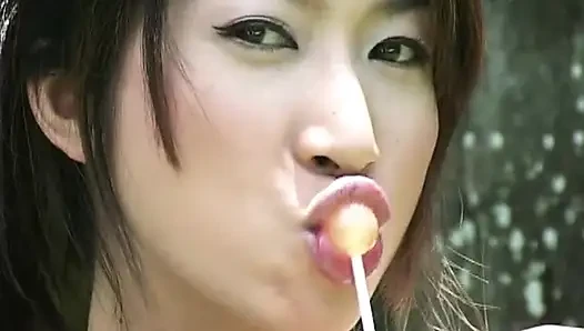 Zwei asiatische mädchen posieren nacht und tag
