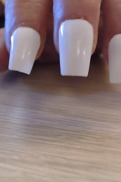 Долбя щелкающими белыми ногтями