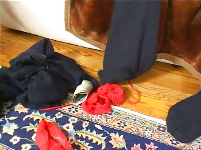 Ung blond jente med små pupper bestemte seg for å tjene litt penger og gikk i seng med en muskuløs fyr