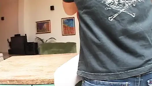 Sıska genç kız her iki deliği de delinerek büyük bir yarakla boşaltıyor