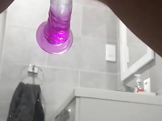 Perfeita milf fode um vibrador em estilo cachorrinho em The Shower