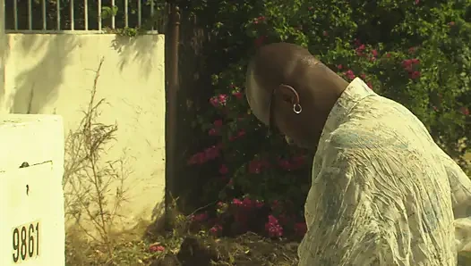 Ateşli esmer arkadan şiddetli bir şekilde sikiliyor