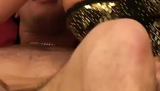 Sarışın Fransız genç erkek avcısı taşakları yalıyor