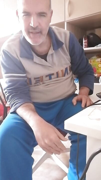 Eu mijo e mergulho a ponta do meu pau em meu mijo e masturbando meu pau duro