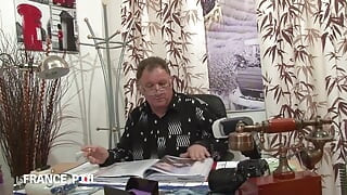 छोटे काले बाल वाली रंडी गले में गहरे लंड लेती है