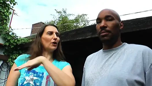 Фигуристая брюнетка скачет на большом черном члене, чтобы удовлетворить ее мокрую киску