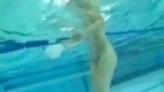 Berenang seksi Jepun berbulu