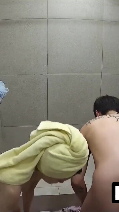 盧夫。真實的情侶 Xaner 和 Grossy 在淩晨 3 點淋浴，展示了他們關係的純潔和年輕的身體 | 短片 3