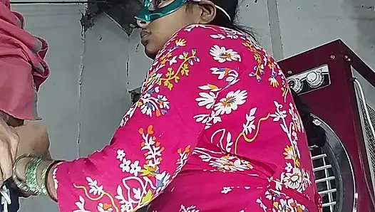 Arsch-muschi ficken, muschi lutschen, brüste lutschen, milch aus der brust lutschen und auf dem schwanz im doggystyle sitzen und direkt auf Hindi-audio liegend