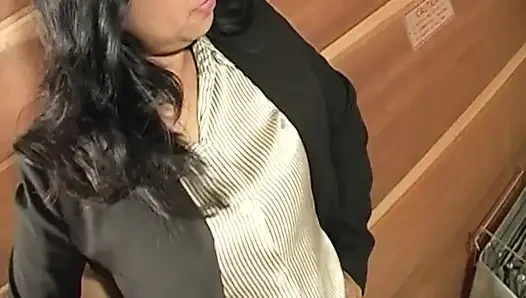 Herrische MILf squirtet und schluckt sperma im wilden büro-fick