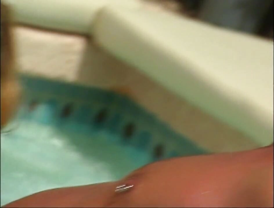 Blonda sexy vrea o pulă mare în piscină