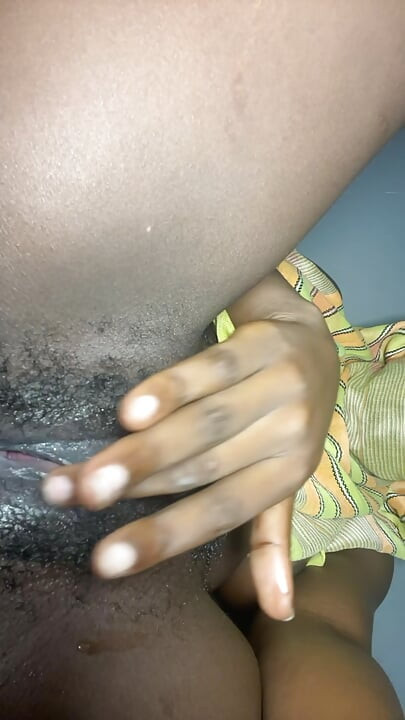 Dirty ebony girl masturbate and squirt uncontrollably
