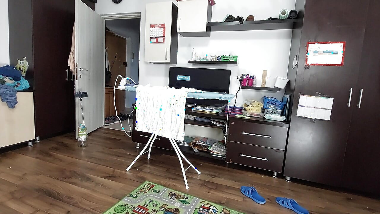 Isteri seksi melakukan Chores di rumah berbogel