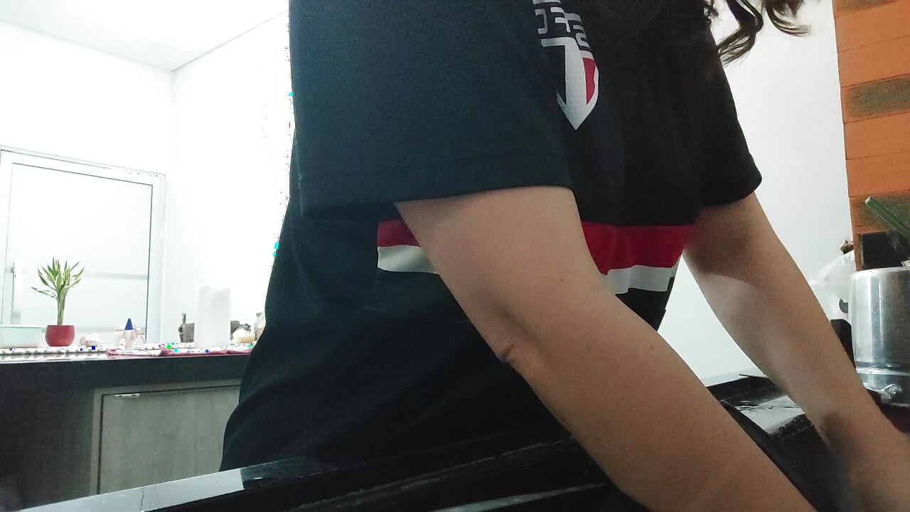 Woman teasing while washing dishes. She loves to transmit to the voyeurs on duty