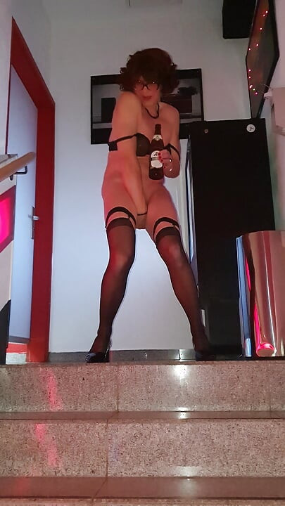 En train de baiser avec une bouteille de bière et nus dans un cinéma porno