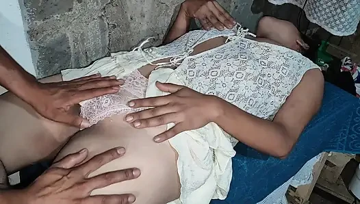 Dia mengerang dan masuk ke dalam vagina perawan saudara tiri dan putus di xvideo India Tamil.