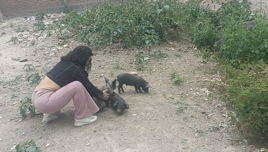 LA PETITE VOISINE A ENVIE DE BAISER ET ME DIT D'ALLER LA VOIR DANS SON LIT