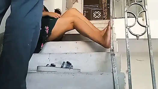 Tamirci banyoda sahibinin üvey kızını sikiyor