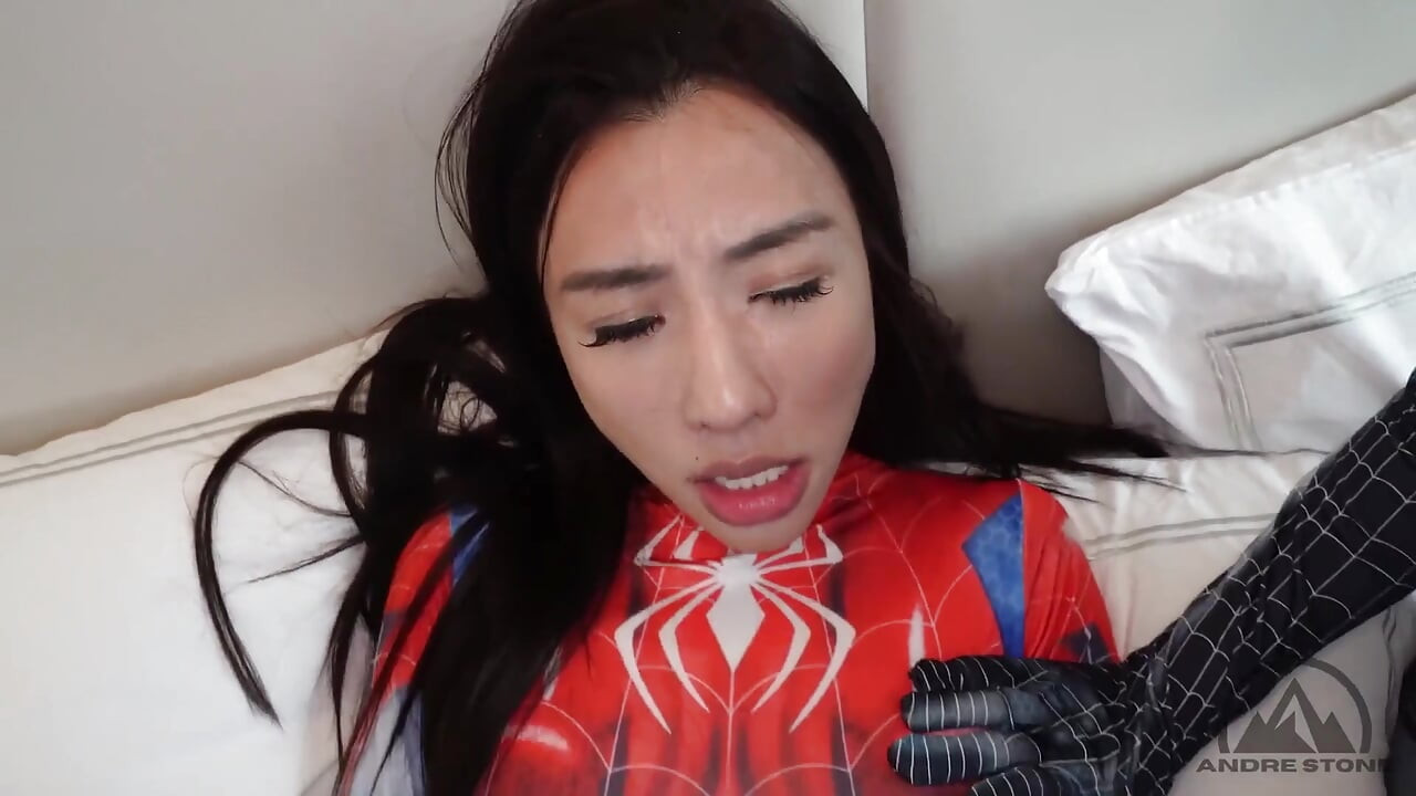 Cewek hot Asia tammy & eleanor lagi asik cosplay spidergirl sama cowok besar