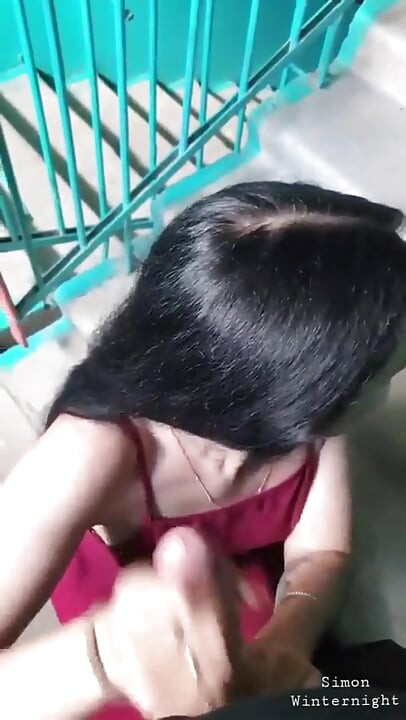 공공 계단에서 나를 빨아주는 빨간 드레스를 입은 섹시한 이웃의 마누라