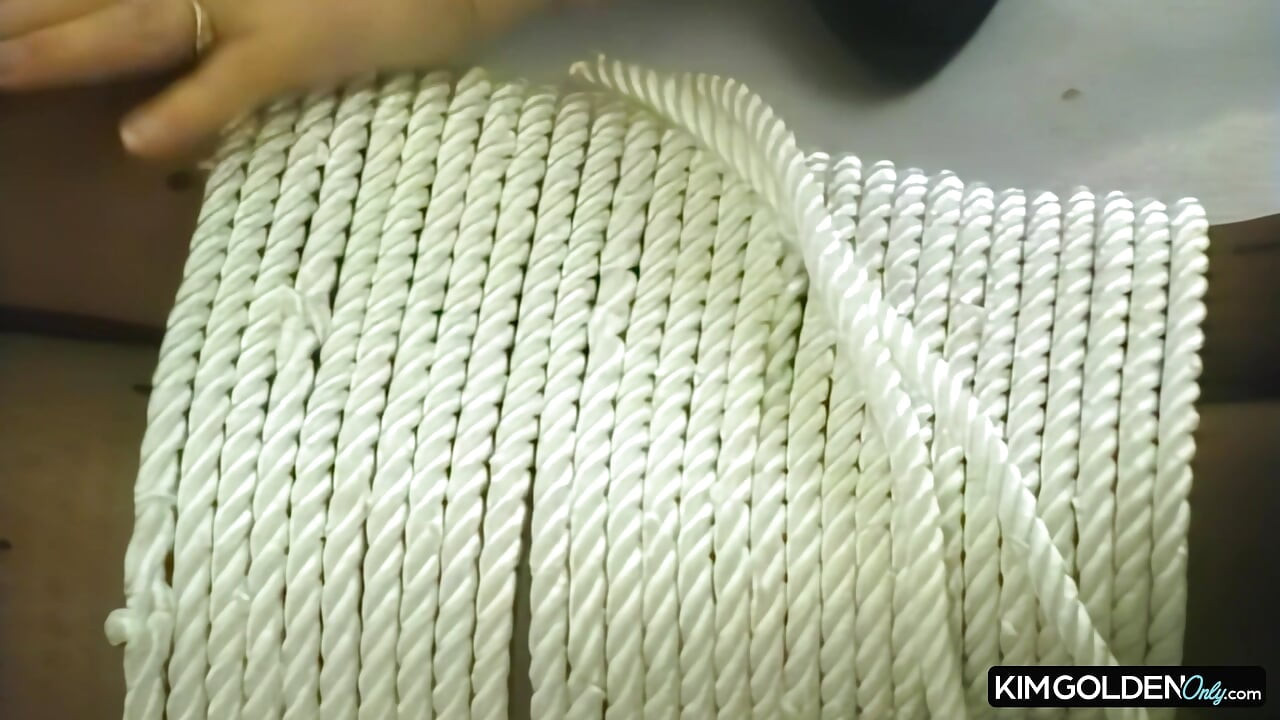Sinnliche Bondage mit prallen Bruesten