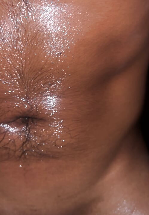 Pareja asiática amateur real cogiendo con el cuerpo aceitado, mamando y acabando - Concha mojada chorreando casero