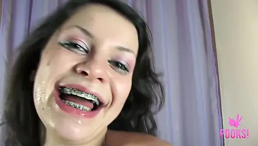 Skinny girl Raquel spreads her pussy for a hard dicking!