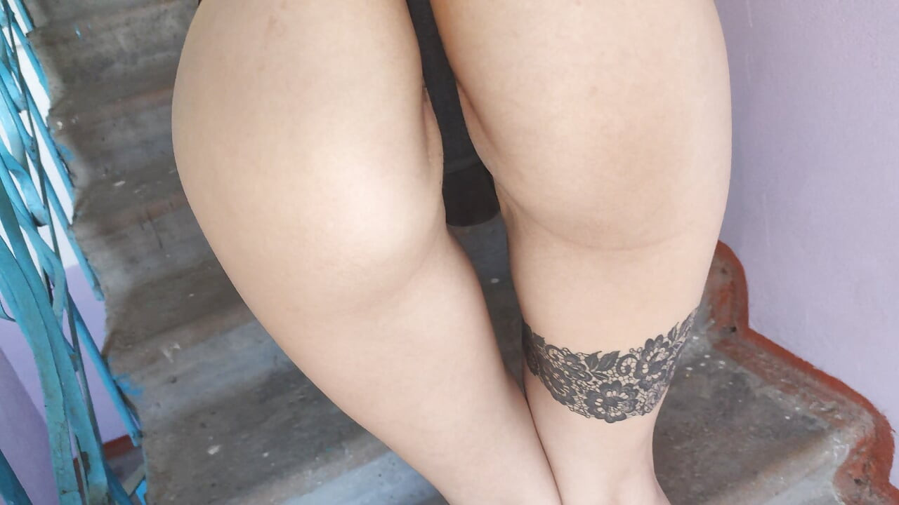Moja sąsiadka chce mojego penisa, podczas gdy jej mąż jest w pracy.