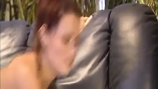 Ginger, deutsches MILF-schätzchen reitet riesigen schwanz in der retro-szene