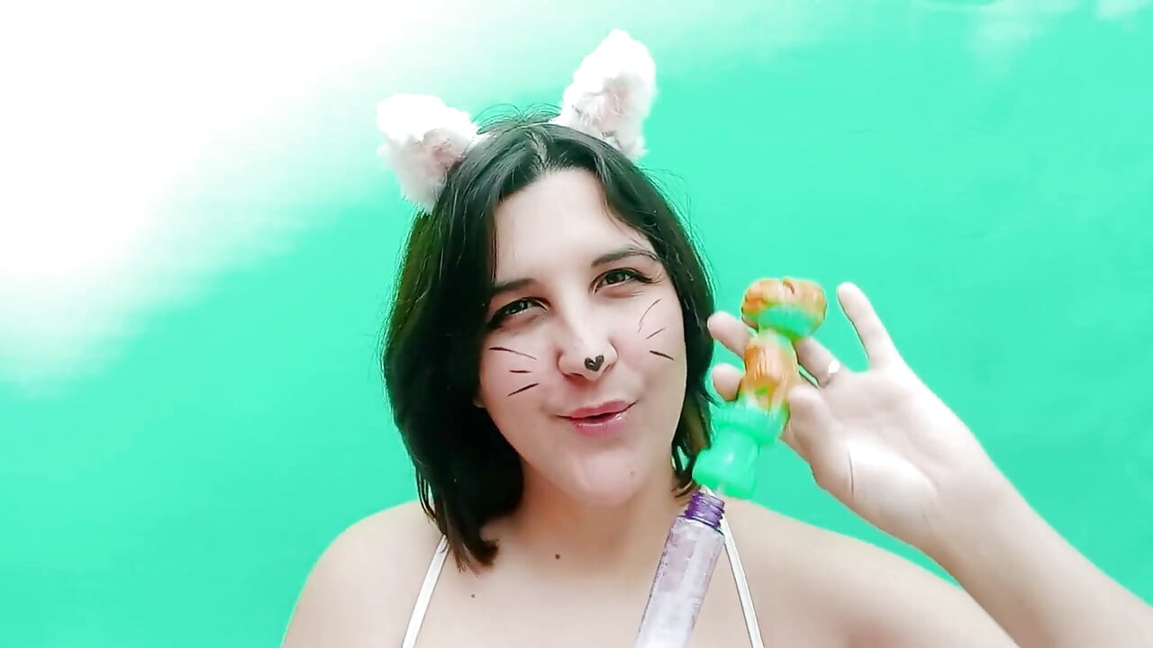 Kitty kat - bunny looner lagi asik nyepong kontolku pakai sabun