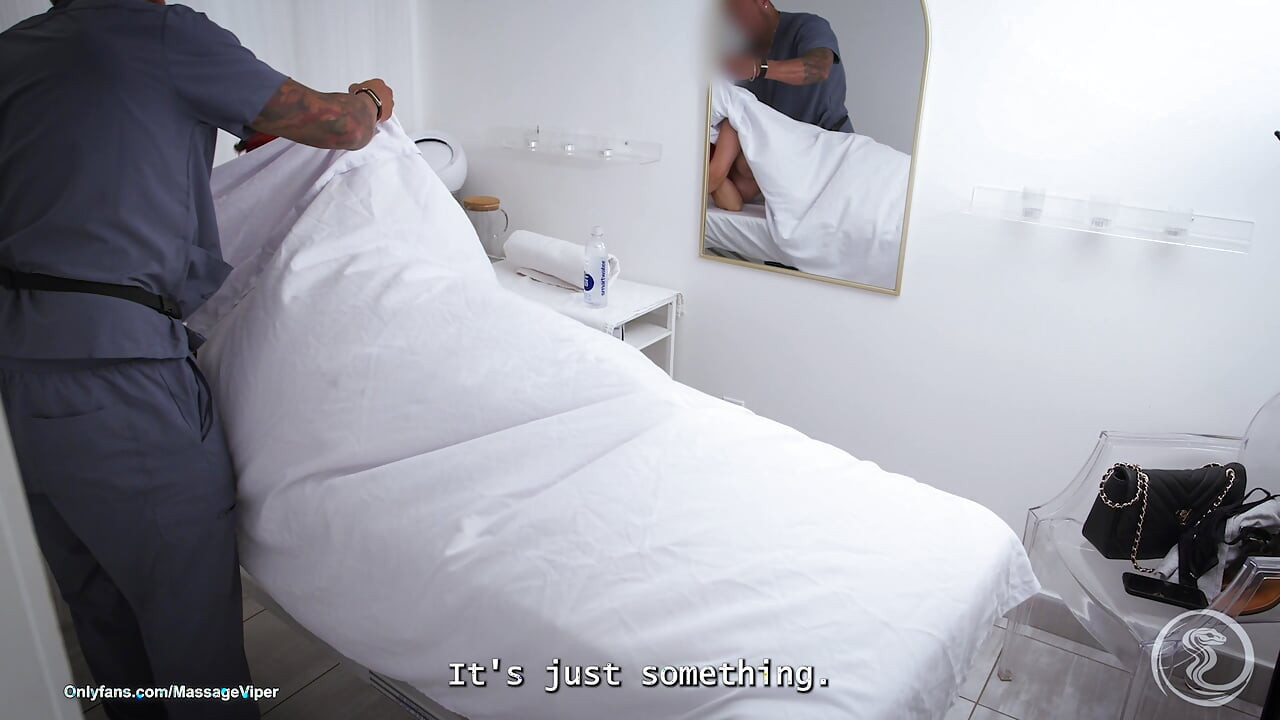 Peituda cliente abre as pernas na mesa de massagem 69, sentando na cara, de quatro e gozada nos peitos faciais