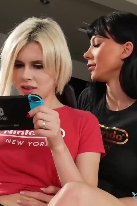 Transerotica - tetona Bailee Paris folla anal con rubia Julia TS