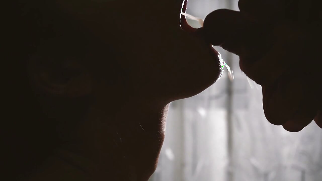 我射在我妻子的嘴里和她脸上：口爆合集