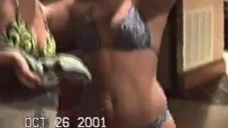 Bikinili seksi kızlar dans ediyor