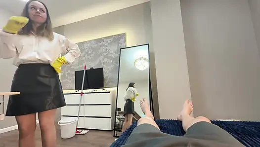 Жена JOI В Желтых Уборочных Перчатках
