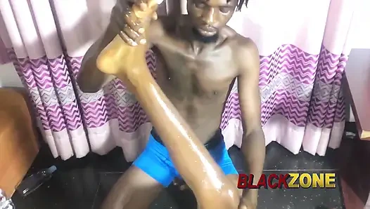 Afrikalı genç kız şehvetli yağ masajı yapıyor