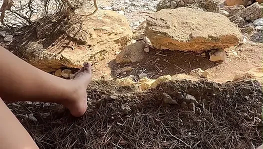 Kız açık havada birden fazla kez işiyor: tam memeli çaresiz yürüyüş halka açık bir plaja her yere işiyor